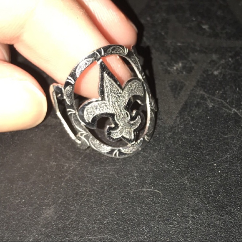 Silver fleur de lis ring. Size 7.